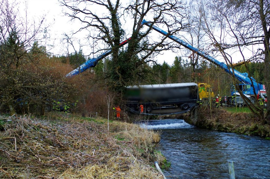 LKW Bergung Güterweg Leitner