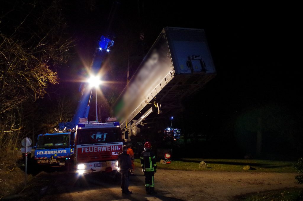 LKW Bergung Güterweg Leitner