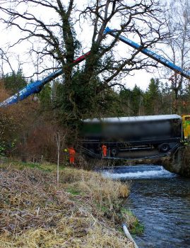 Großeinsatz bei LKW Bergung