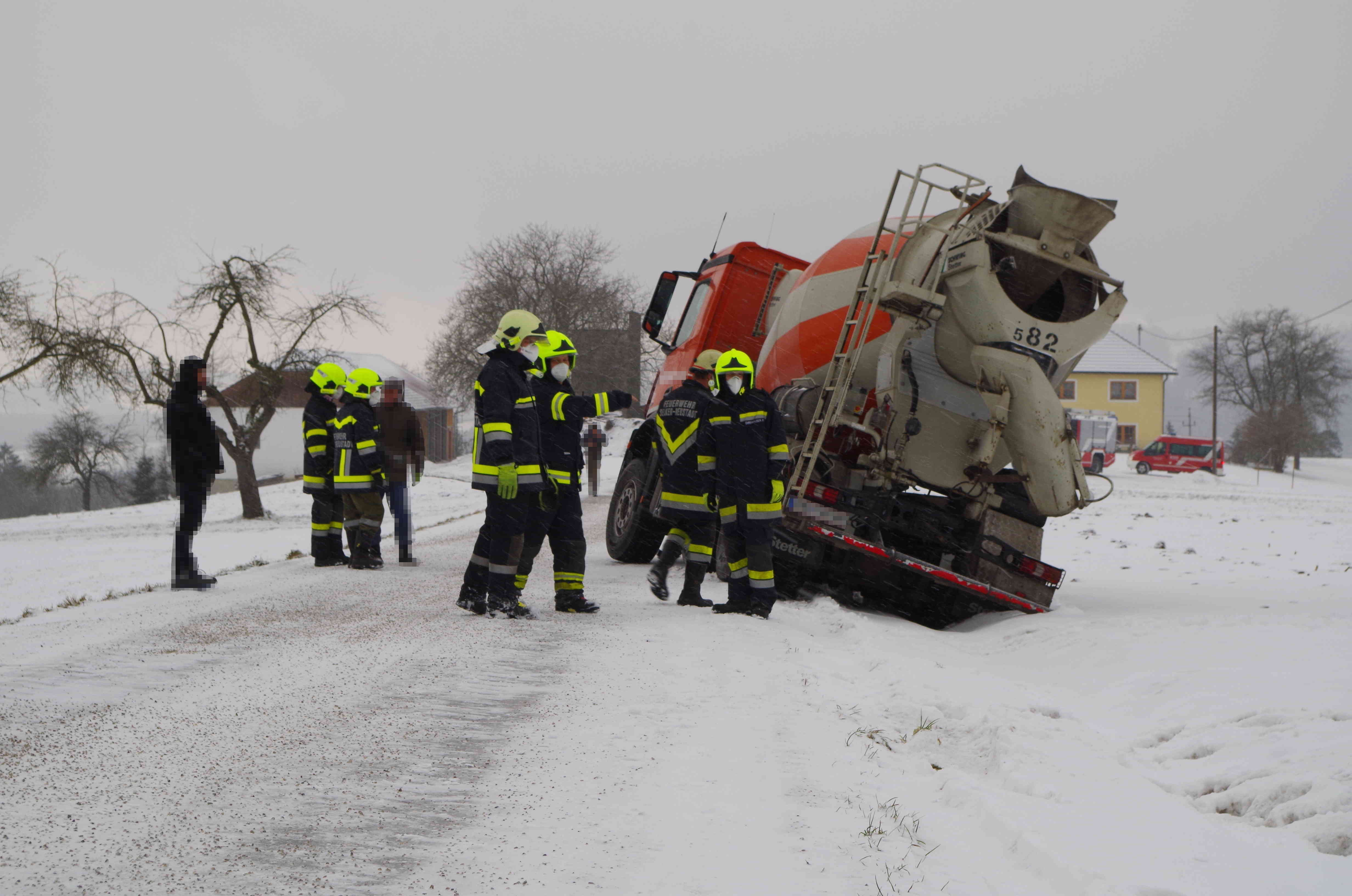 Betonwagen drohte umzukippen